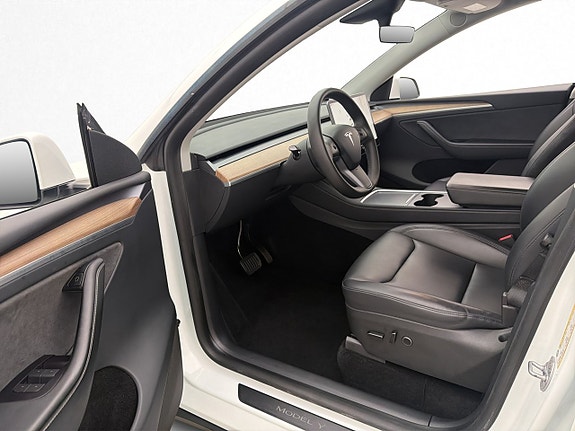 Tesla Model Y 18 of 30