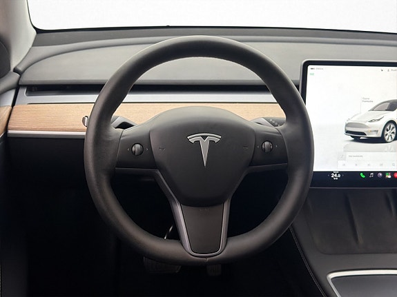 Tesla Model Y 17 of 30