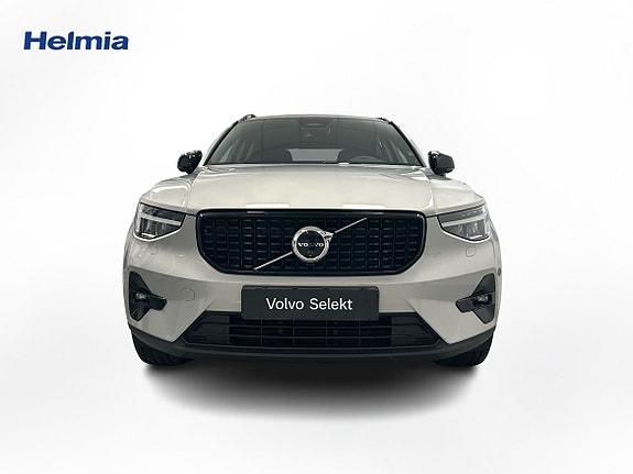 Volvo XC40 2 of 16