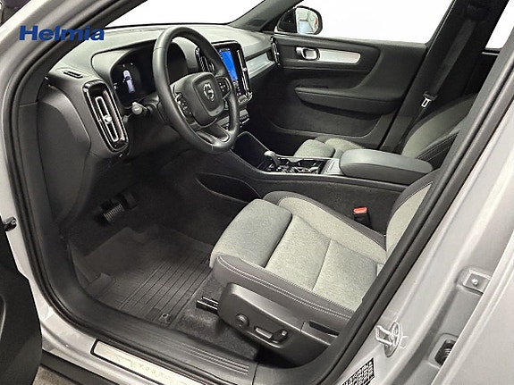 Volvo XC40 12 of 16