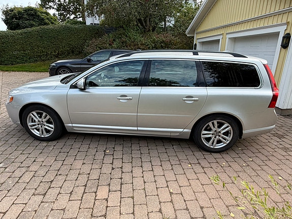 Volvo V70 3 of 12