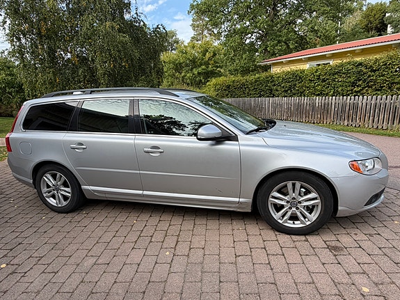 Volvo V70 2 of 12
