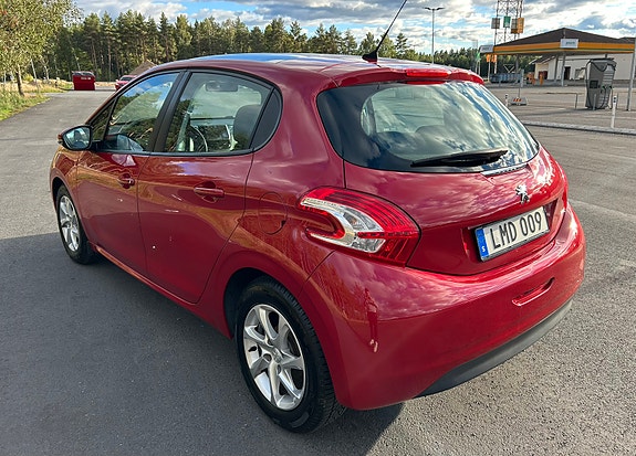 Peugeot 208 2 of 7