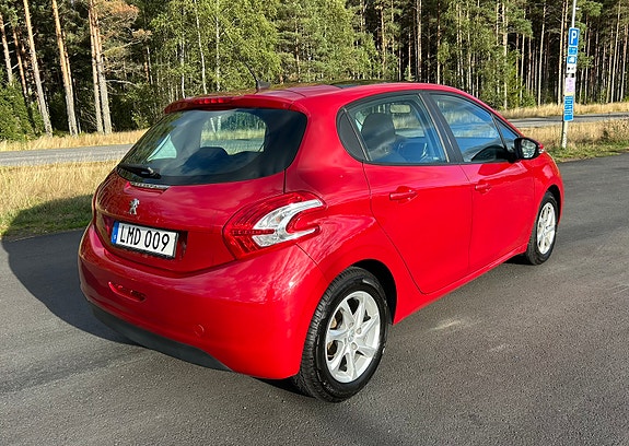 Peugeot 208 3 of 7