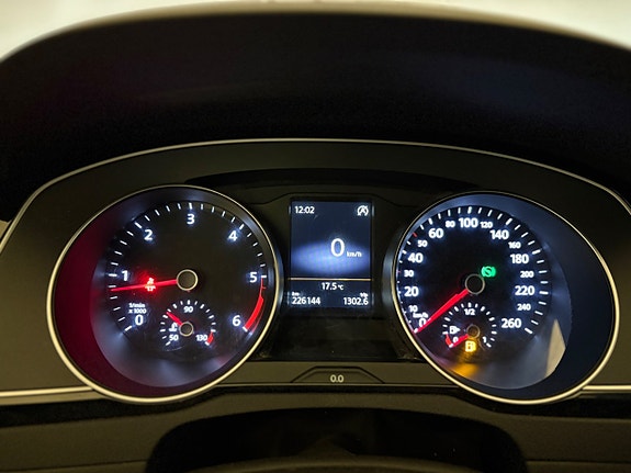 Volkswagen Passat Alltrack 10 of 15