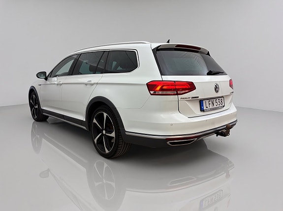 Volkswagen Passat Alltrack 3 of 5