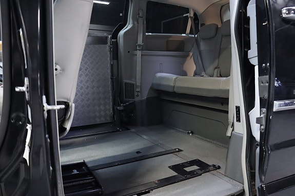 Chrysler Town & Country 12 of 28