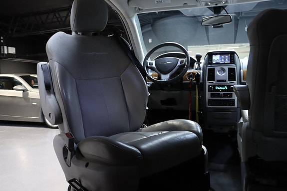 Chrysler Town & Country 21 of 28