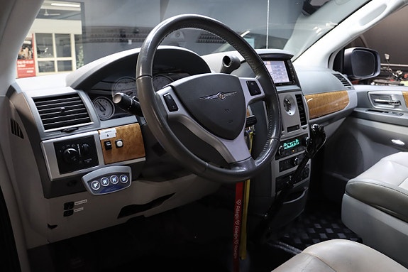Chrysler Town & Country 11 of 28