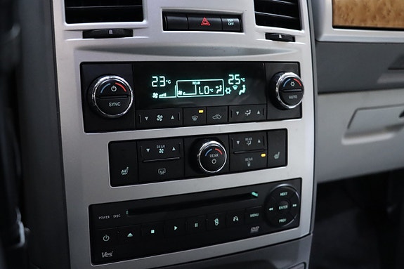 Chrysler Town & Country 22 of 28