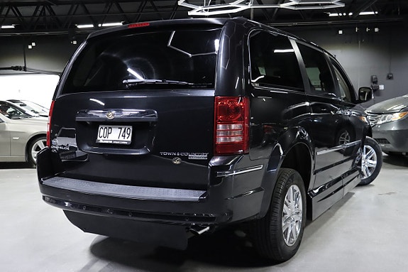 Chrysler Town & Country 6 of 28