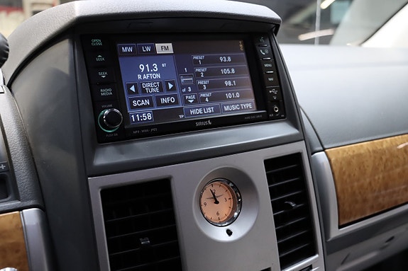 Chrysler Town & Country 23 of 28