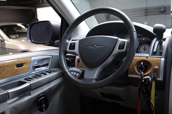 Chrysler Town & Country 19 of 28