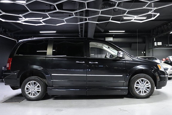 Chrysler Town & Country 8 of 28