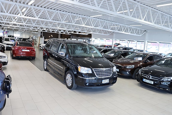 Chrysler Town & Country 3 of 28
