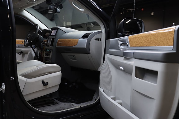 Chrysler Town & Country 16 of 28