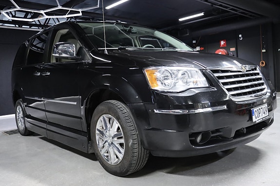 Chrysler Town & Country 9 of 28