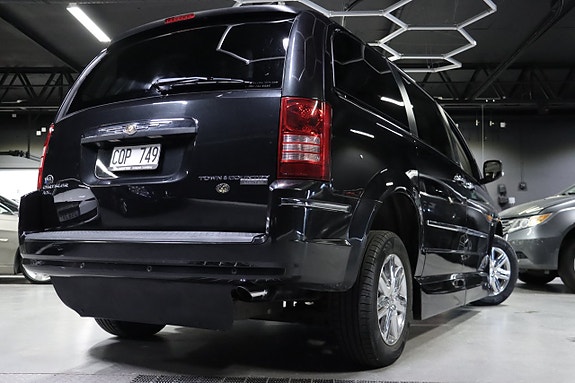 Chrysler Town & Country 5 of 28