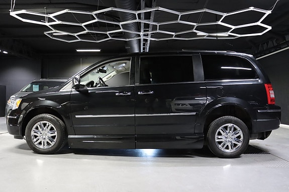 Chrysler Town & Country 7 of 28