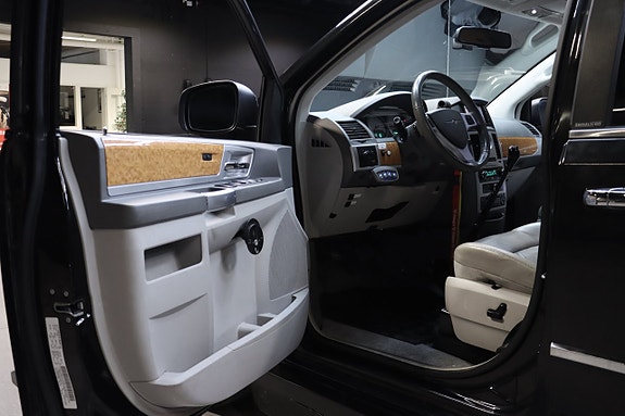 Chrysler Town & Country 10 of 28