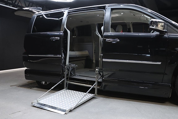 Chrysler Town & Country 14 of 28