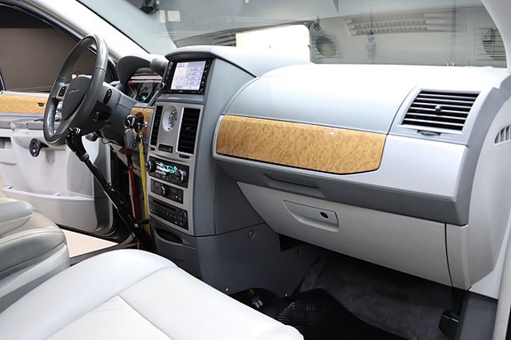 Chrysler Town & Country 17 of 28