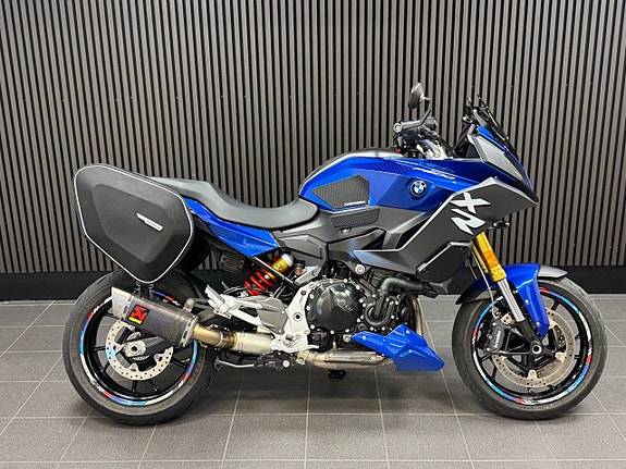 BMW F900XR 2 of 6