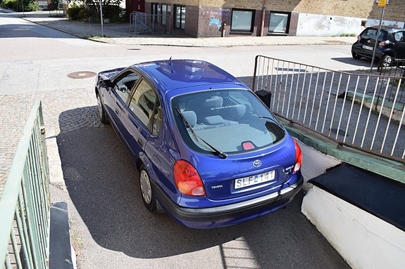 Toyota Corolla 7 of 12