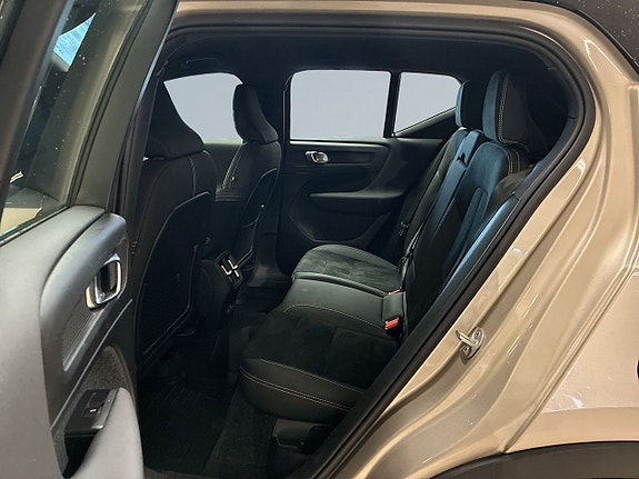 Volvo XC40 13 of 19