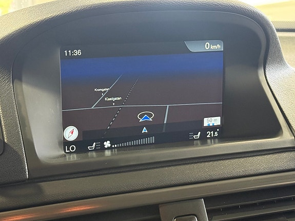 Volvo XC70 27 of 29