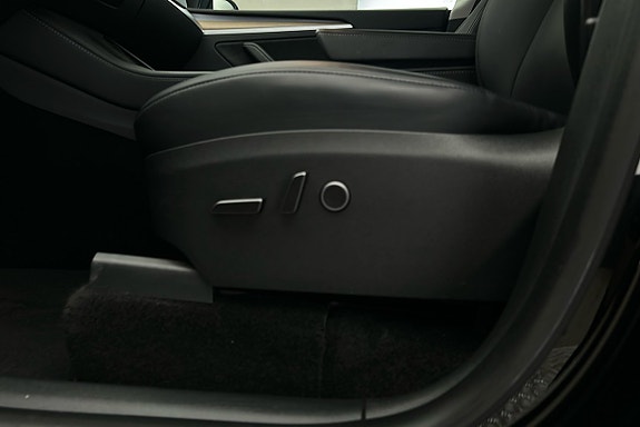 Tesla Model Y 16 of 26