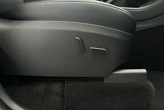 Tesla Model Y 17 of 26
