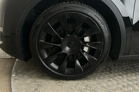 Tesla Model Y 11 of 26