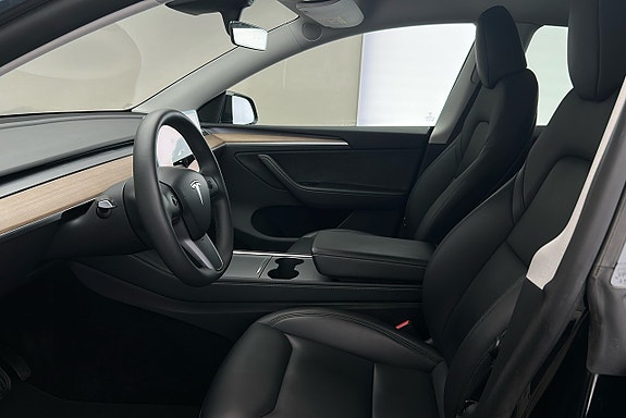 Tesla Model Y 9 of 26