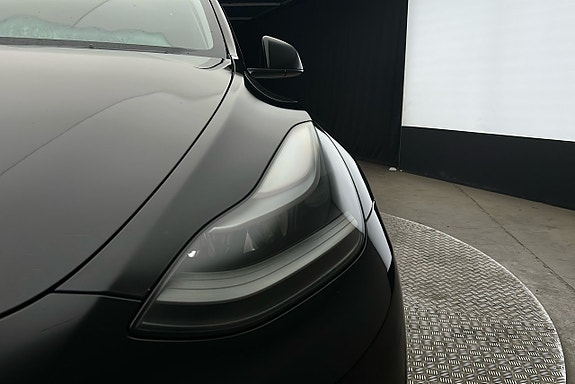 Tesla Model Y 10 of 26