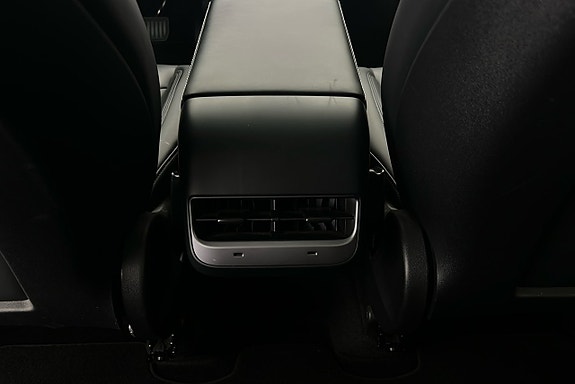 Tesla Model Y 23 of 26