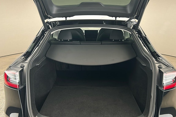 Tesla Model Y 13 of 26