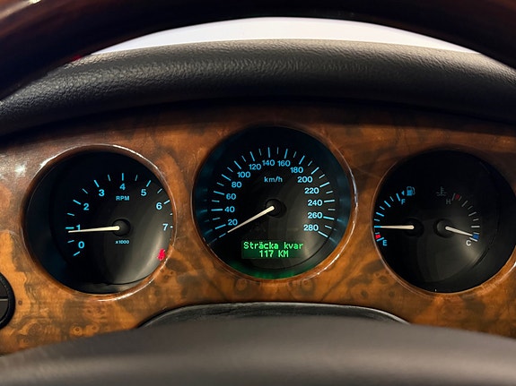 Jaguar XJ 14 of 21
