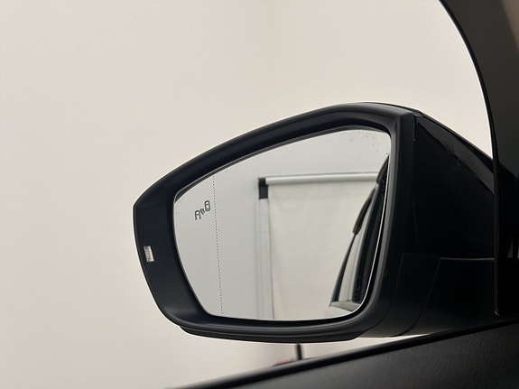Volkswagen T-Roc 10 of 30