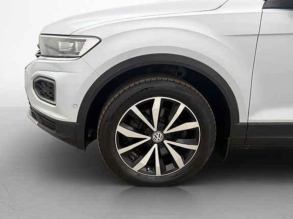 Volkswagen T-Roc 27 of 30