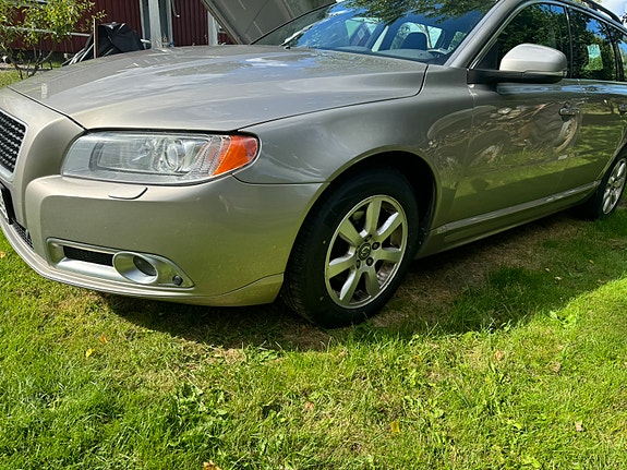 Volvo V70 2 of 9