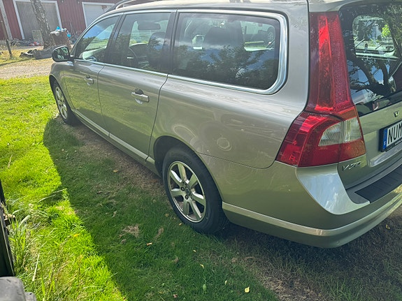 Volvo V70 3 of 9