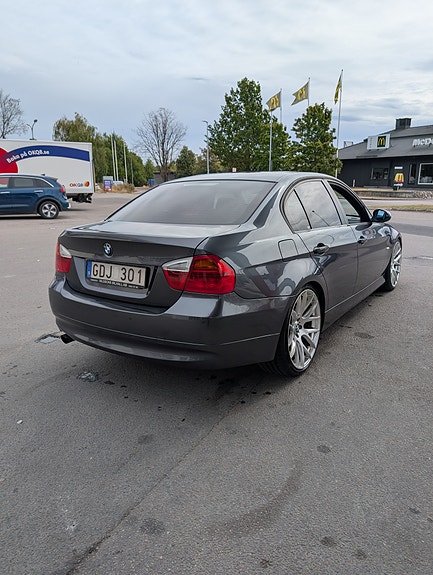 BMW 320d 2 of 8