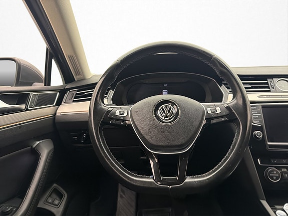 Volkswagen Passat 12 of 29