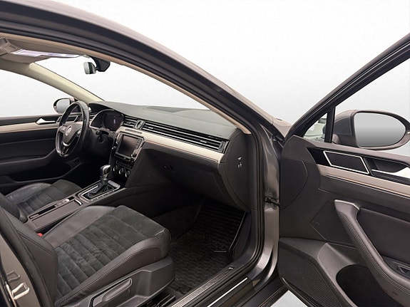 Volkswagen Passat 23 of 29