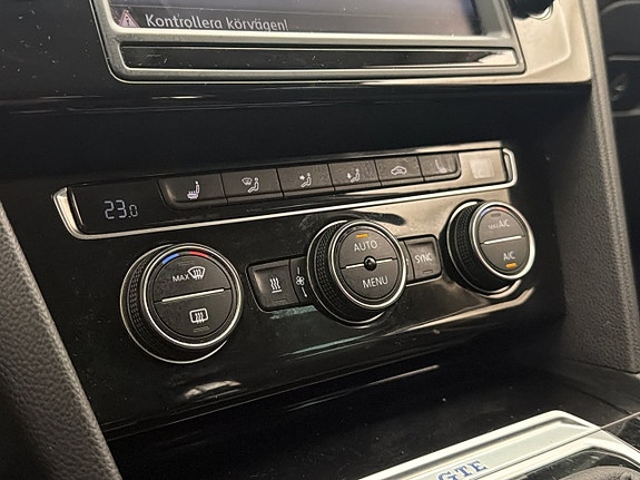 Volkswagen Passat 19 of 29