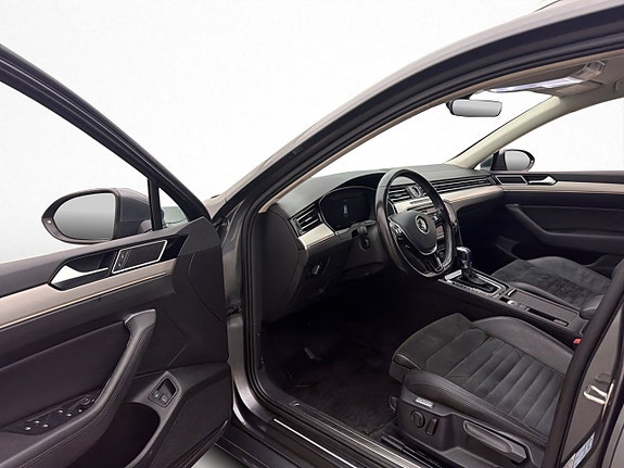 Volkswagen Passat 10 of 29