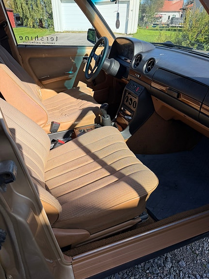 Mercedes-Benz 240 D 4 of 5