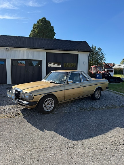 Mercedes-Benz 240 D 2 of 5