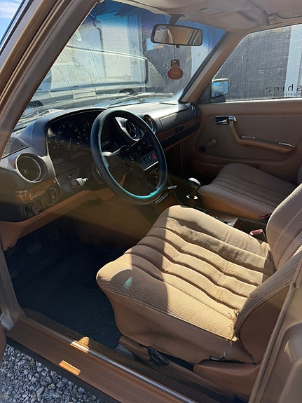 Mercedes-Benz 240 D 3 of 5